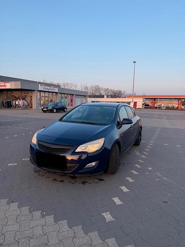 Gebraucht Opel Astra 100 PS (73 kW) 2012 Blau Limousine