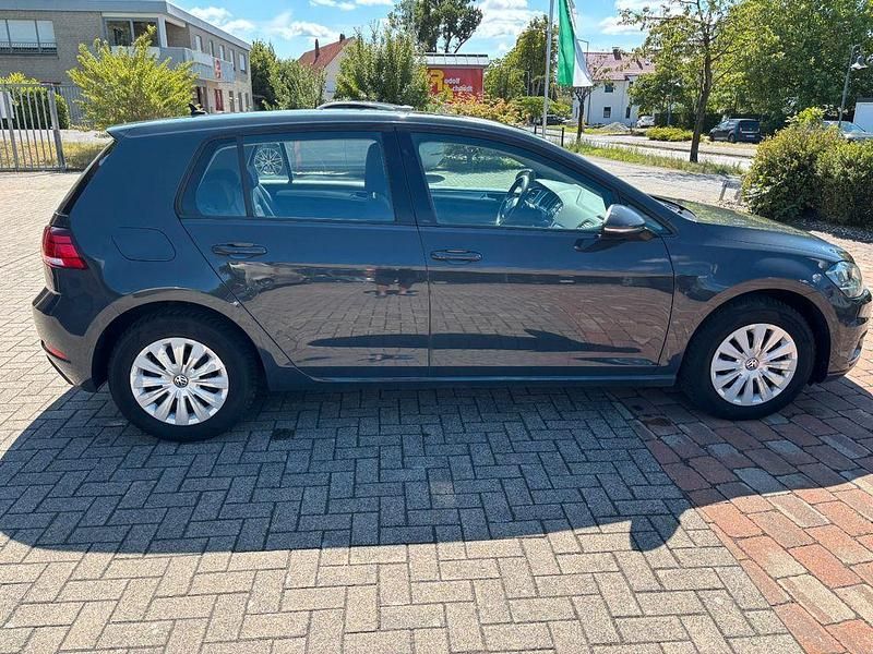 Gebraucht VW Golf VII Trendline 116 PS (85 kW) 2019 Grau Limousine