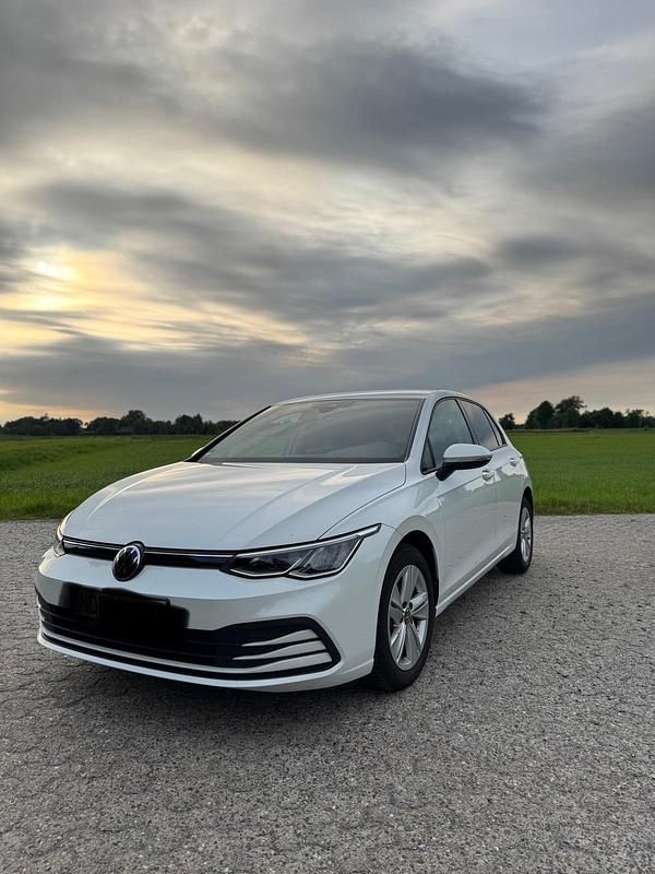 Weiß Gebraucht 2022 VW Golf VIII Life Limousine | 21.300 € (Fairer Preis) - Bild 1/4