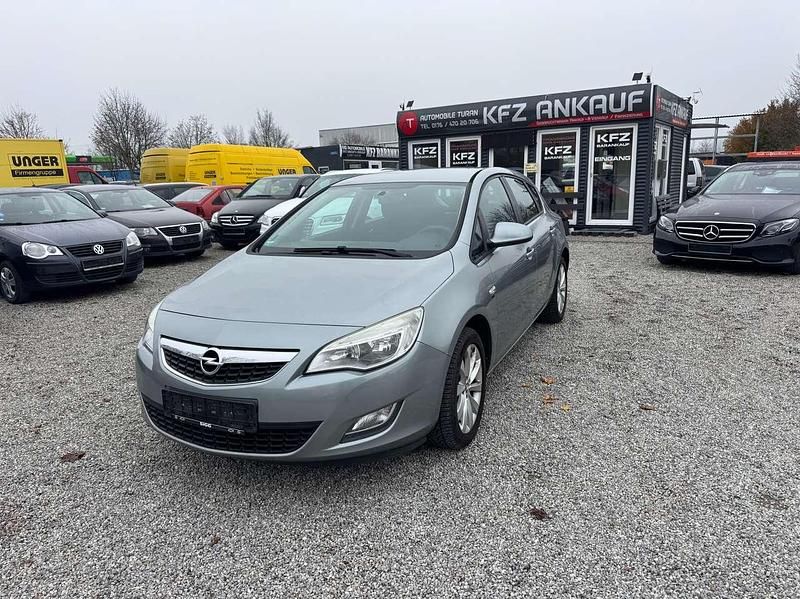 Gebraucht Opel Astra Design Edition 87 PS (63 kW) 2012 Silbersee/perl silber (m2) Kleinwagen