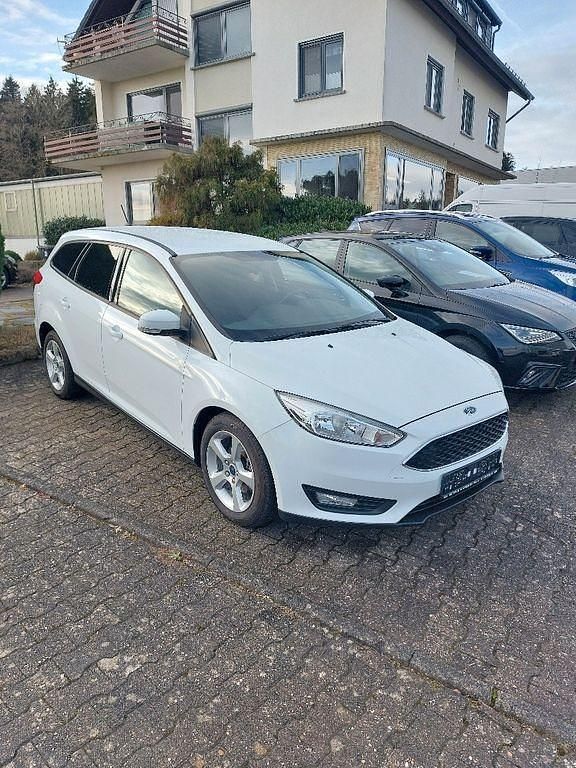 Gebraucht Ford Focus Trend 125 PS (91 kW) 2017 Weiß Limousine