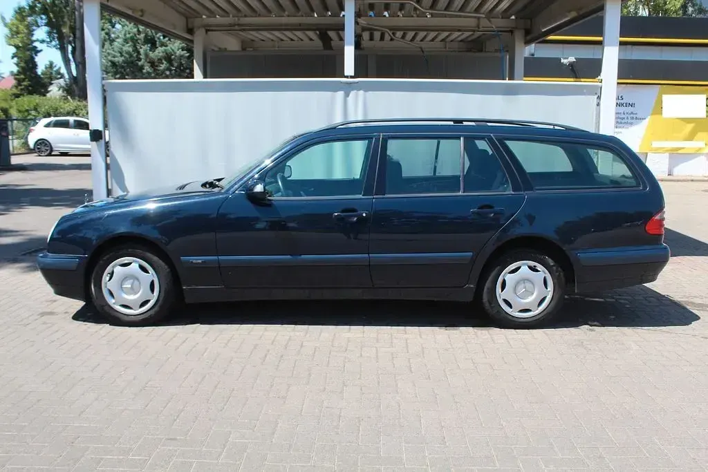 Gebraucht Mercedes E220 Classic 143 PS (105 kW) 2000 Blau Limousine