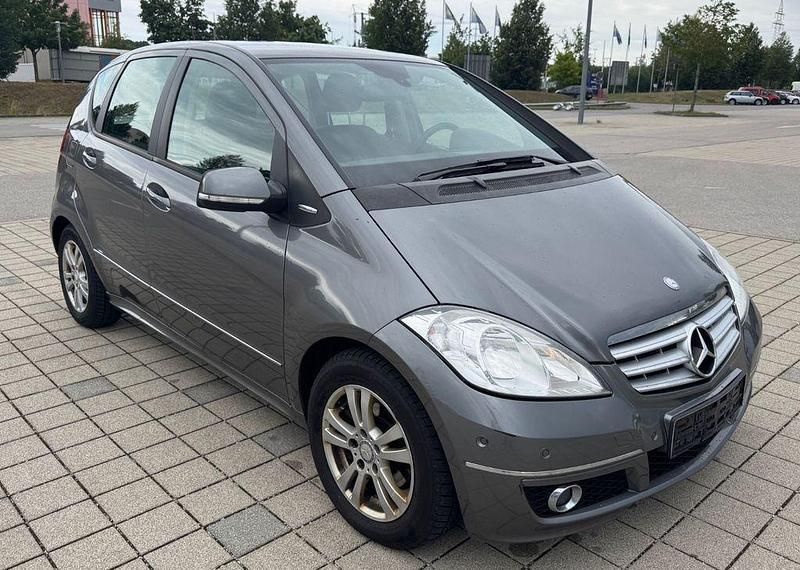 Grau Gebraucht 2010 Mercedes A180 Limousine | 2.490 € (Fairer Preis) - Bild 1/4
