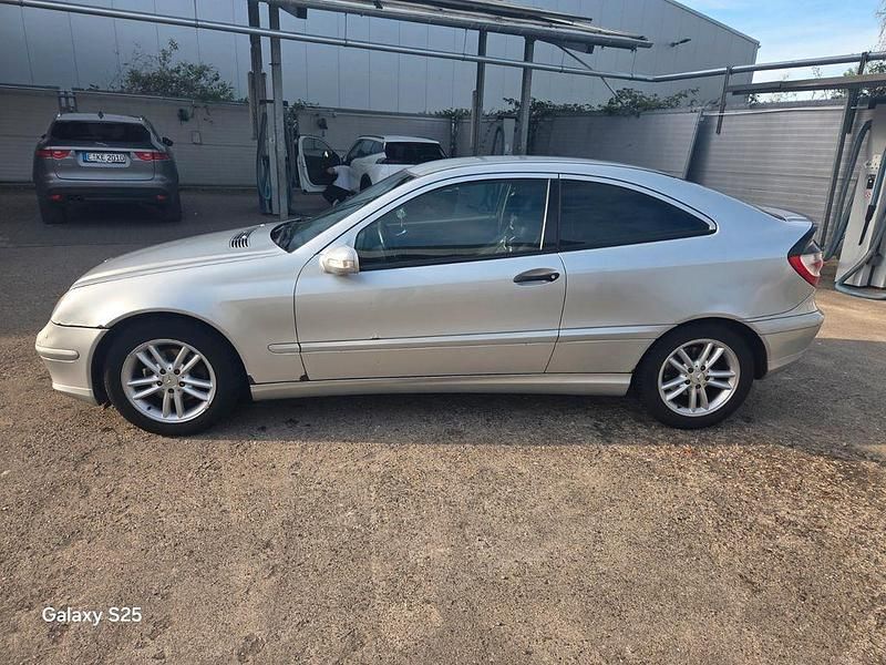 Gebraucht Mercedes C180 129 PS (94 kW) 2002 Silber Coupé
