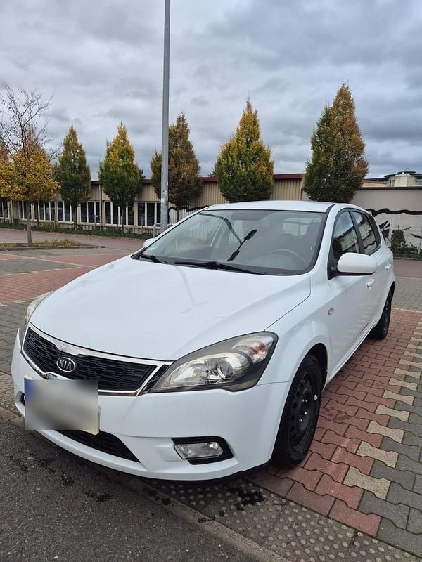 Weiß Gebraucht 2012 Kia Ceed Kleinwagen | 5.000 € (Superpreis) - Bild 1/4