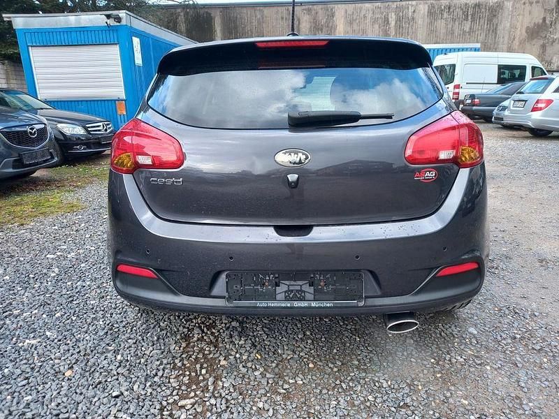Gebraucht Kia Ceed Spirit 135 PS (99 kW) 2012 Dark gun metal Kleinwagen