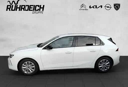 Usado Opel Astra Enjoy 110 HP (80 kW) 2024 Branco Sedan