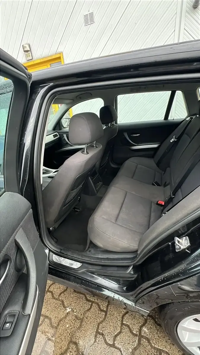 Gebraucht BMW 318 147 PS (108 kW) 2010 Schwarz Kombi