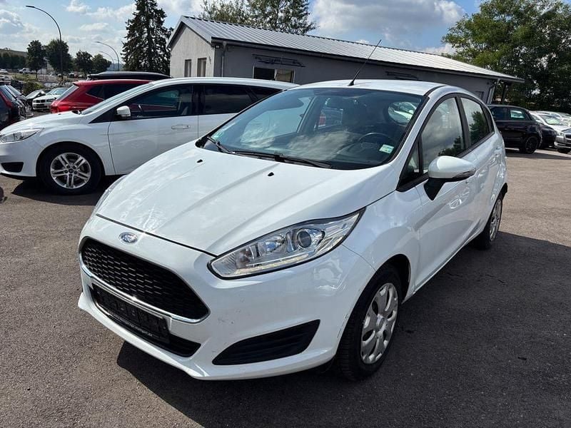 Weiß Gebraucht 2016 Ford Fiesta Trend Kleinwagen | 4.200 € (Fairer Preis) - Bild 1/4