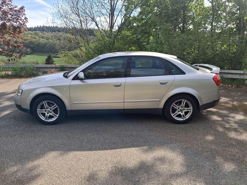 Second-hand Audi A4 2001 Argintiu Berlinǎ