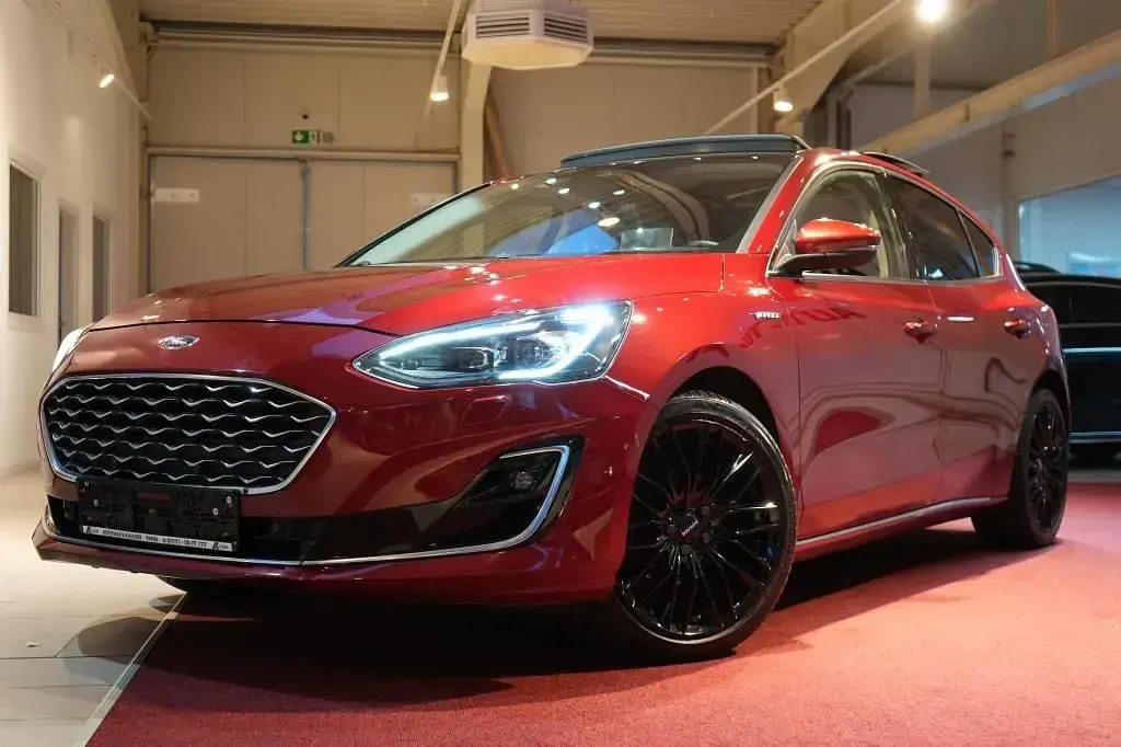 Używany Ford Focus Vignale 182 KM (133 kW) 2020 Czerwony Sedan/Limuzyna