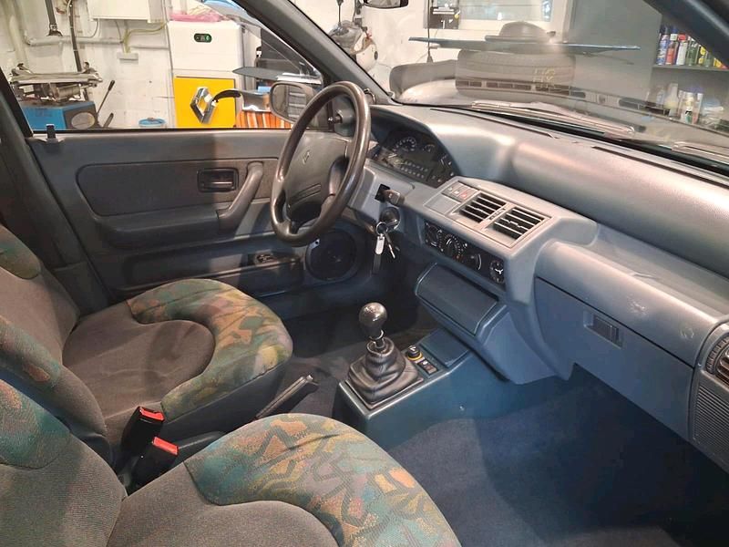 Second-hand Renault Clio 55 CP (40 kW) 1994 Albastru Hatchback