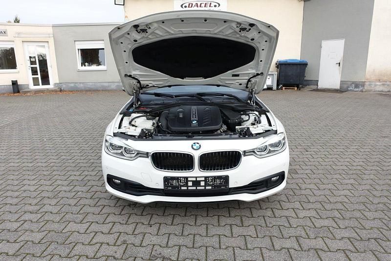 Gebraucht BMW 330 Advantage 258 PS (189 kW) 2016 Weiß Kombi
