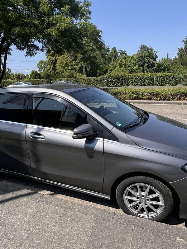 Grau Gebraucht 2017 Mercedes B180 Van / Kleinbus | 12.500 € (Fairer Preis) - Bild 1/4