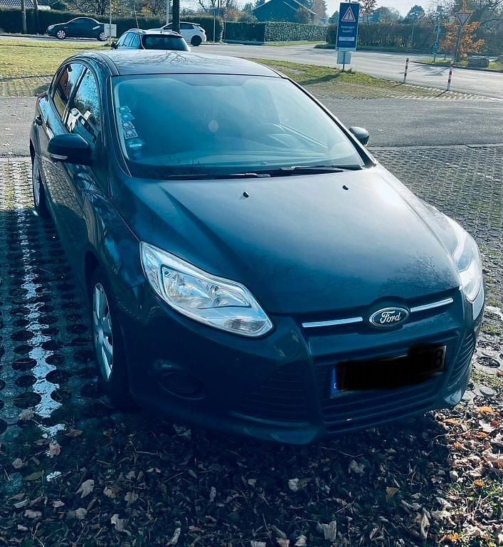 Blau Gebraucht 2011 Ford Focus Trend Limousine | 4.600 € (Fairer Preis) - Bild 1/4