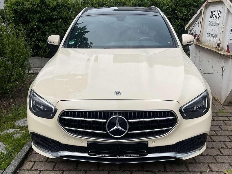 Beige Gebraucht 2023 Mercedes E220 Kombi | 32.800 € (Guter Preis) - Bild 1/4