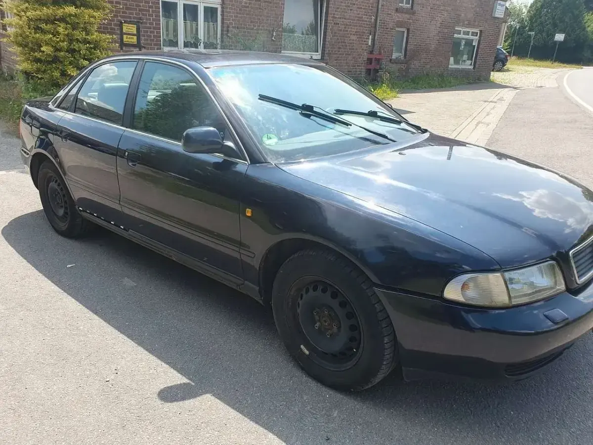 Second-hand Audi A4 193 CP (141 kW) 1998 Albastru Berlinǎ
