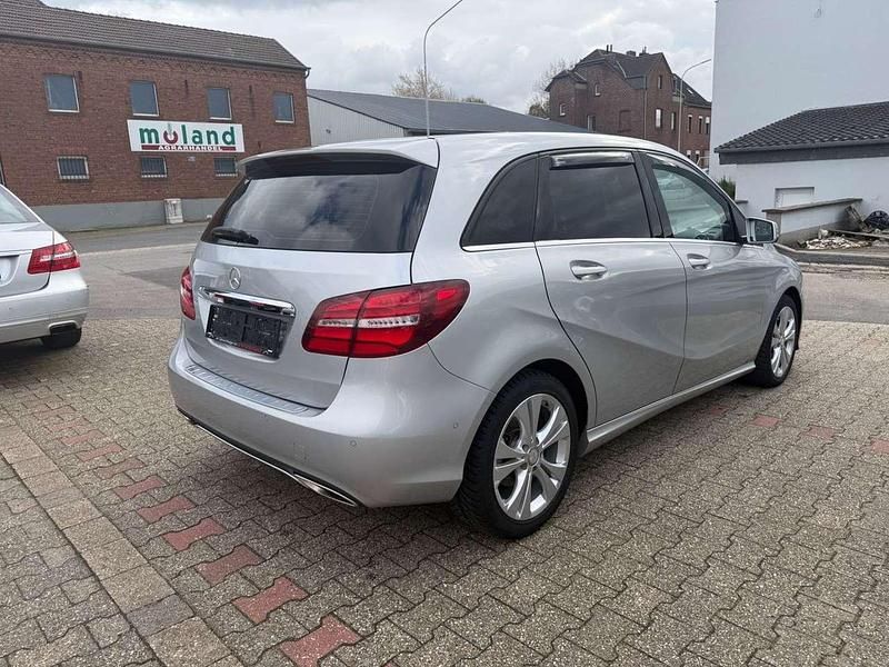 Gebraucht Mercedes B200 156 PS (114 kW) 2015 Silber Van / Kleinbus