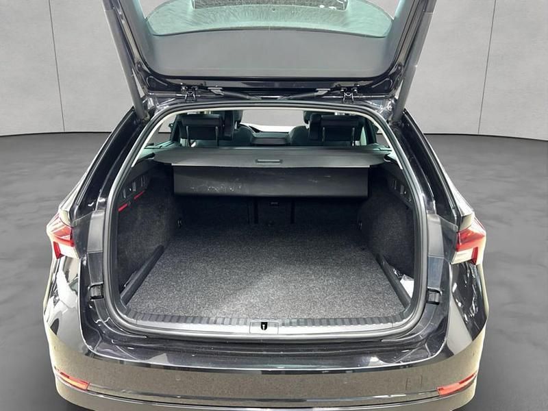 Gebraucht Skoda Octavia Style 204 PS (150 kW) 2021 Blackmagic perleffekt Kombi