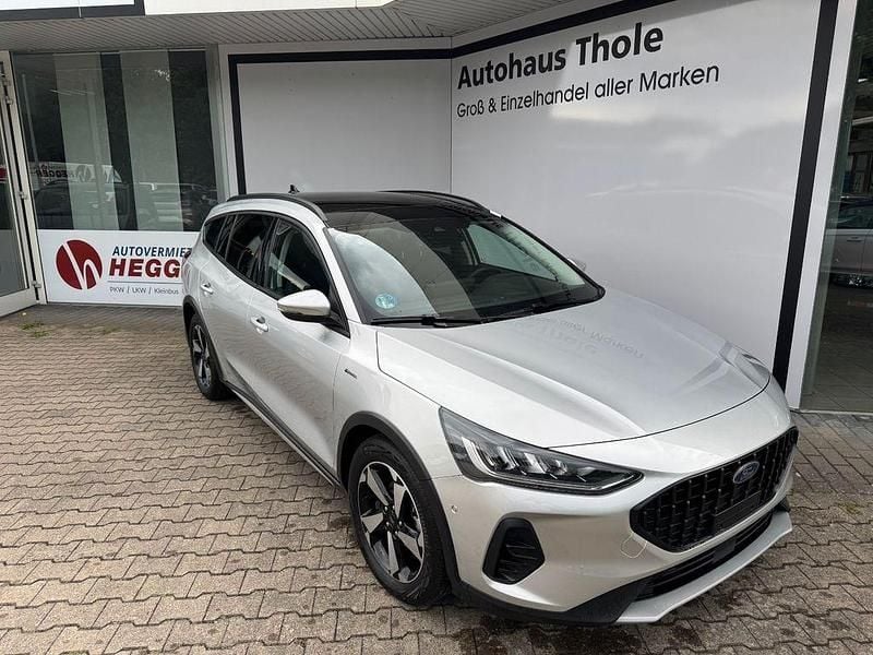 Silber Gebraucht 2024 Ford Focus Active Limousine | 20.900 € (Superpreis) - Bild 1/4
