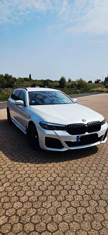 Weiß Gebraucht 2022 BMW 530 Kombi | 33.700 € (Guter Preis) - Bild 1/4