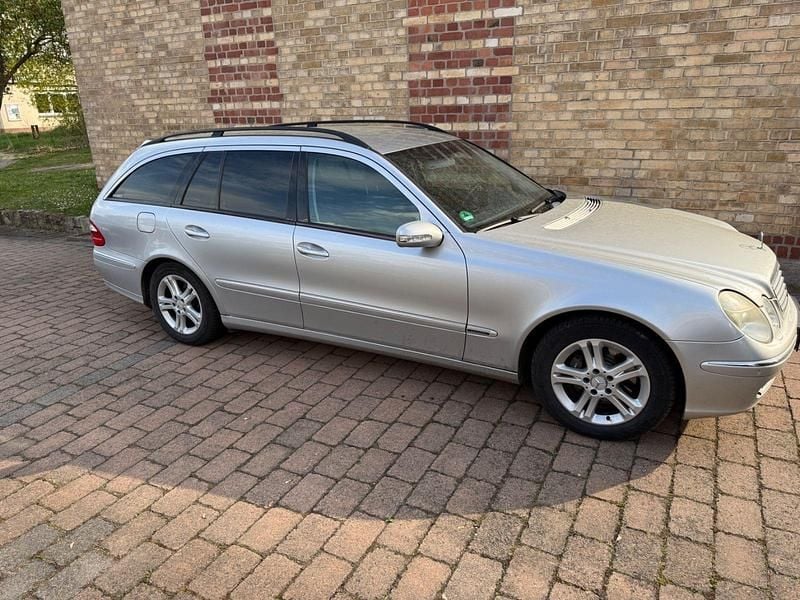Second-hand Mercedes E320 Elegance 204 CP (150 kW) 2004 Argintiu Berlinǎ