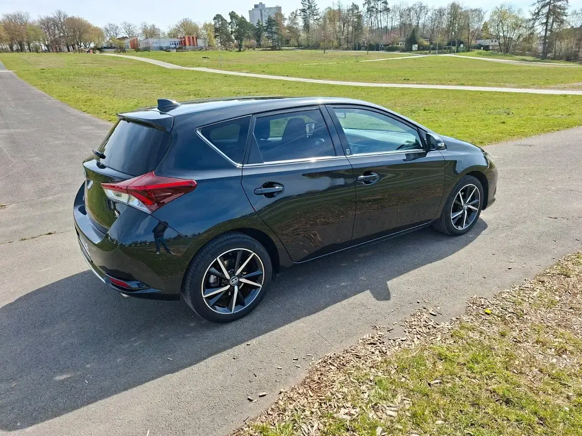 Gebraucht Toyota Auris Team 116 PS (85 kW) 2019 Schwarz Kleinwagen