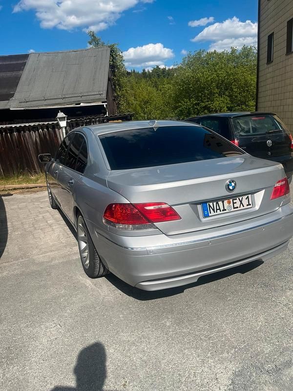 Silber Gebraucht 2006 BMW 750 Limousine | 10.000 € - Bild 1/4
