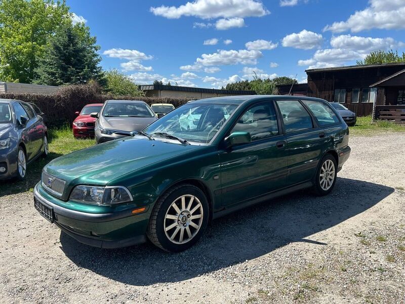Second-hand Volvo V40 122 CP (89 kW) 2000 Verde Break