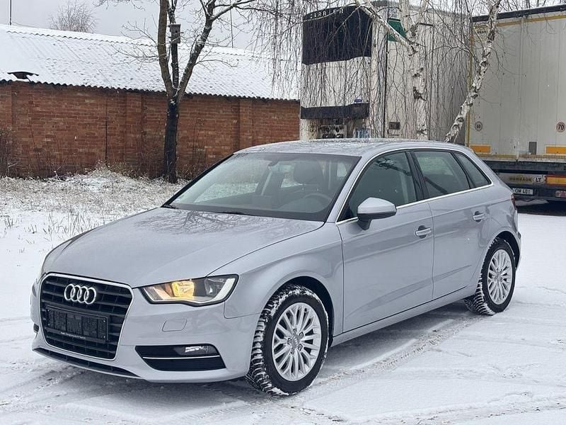 Silber Gebraucht 2016 Audi A3 Ambiente Limousine | 10.350 € - Bild 1/4