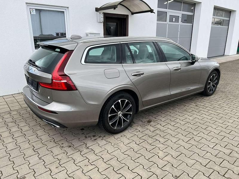 Gebraucht Volvo V60 Momentum 190 PS (139 kW) 2019 Pebble grey / metallic Kombi