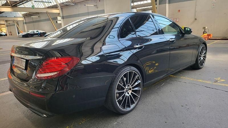 Schwarz Gebraucht 2017 Mercedes E350 Avantgarde Limousine | 22.599 € (Etwas zu teuer) - Bild 1/4