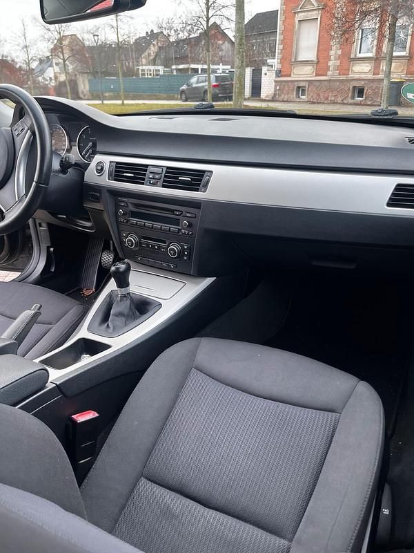 Gebraucht BMW 318 143 PS (105 kW) 2009 Schwarz Limousine