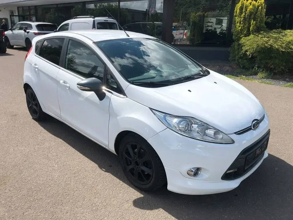 Gebraucht Ford Fiesta Titanium 97 PS (71 kW) 2012 Weiß Limousine