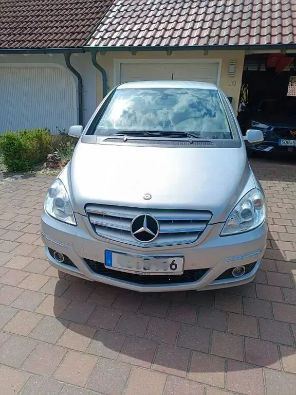 Gebraucht Mercedes B180 116 PS (85 kW) 2011 Silber Van / Kleinbus