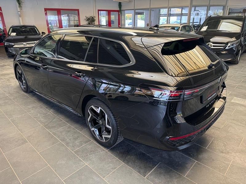 Gebraucht VW Passat R-line 150 PS (110 kW) 2025 Schwarz Kombi