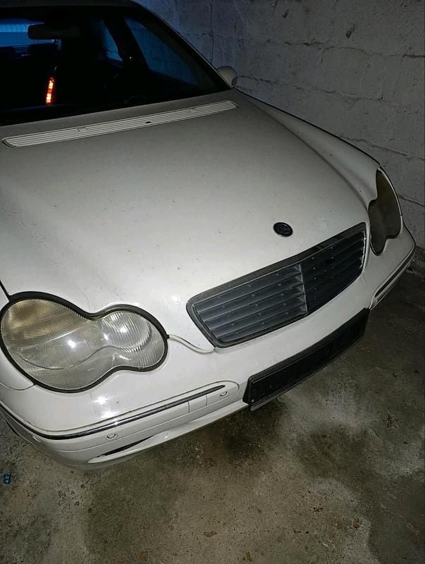 Weiß Gebraucht 2002 Mercedes C200 Limousine | 1.400 € (Guter Preis) - Bild 1/4