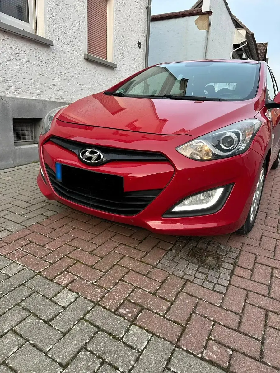 Gebraucht Hyundai i30 100 PS (73 kW) 2012 Rot Limousine