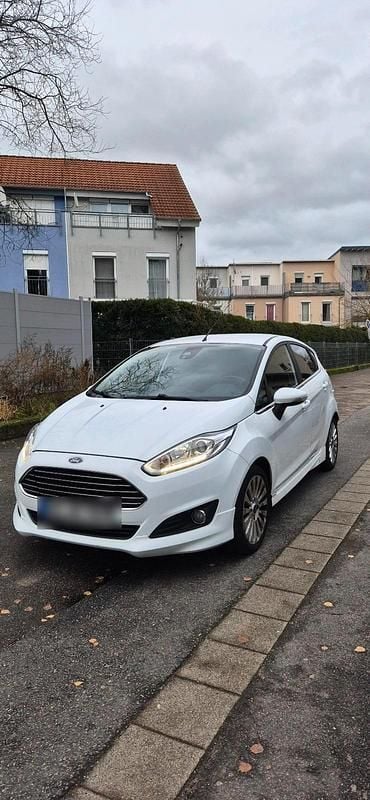 Weiß Gebraucht 2014 Ford Fiesta Kleinwagen | 5.500 € (Fairer Preis) - Bild 1/4