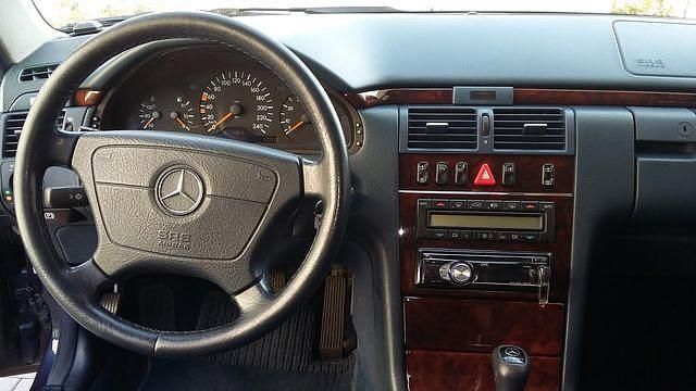 Gebraucht Mercedes E240 170 PS (125 kW) 1999 Blau metallic Limousine