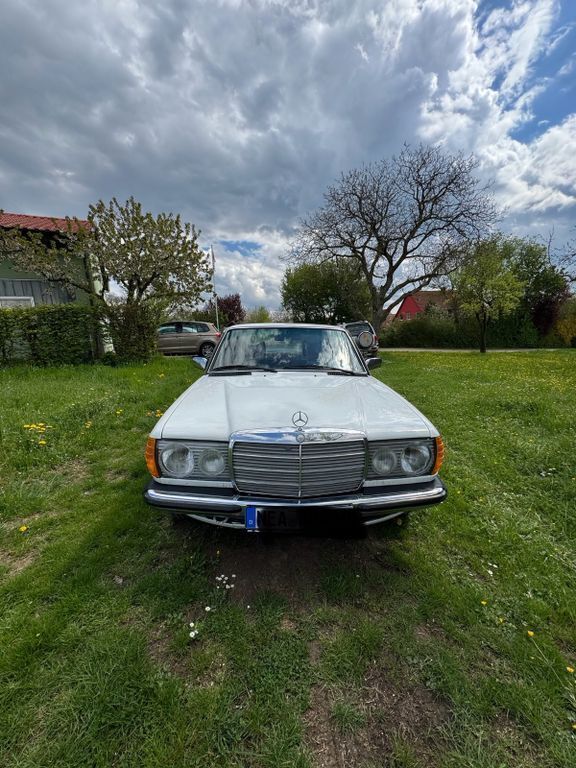 Gebraucht Mercedes 200 94 PS (69 kW) 1979 Weiß Limousine