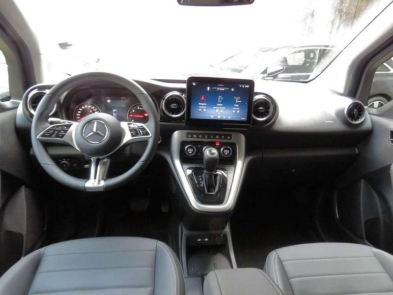 Neu Mercedes 180 131 PS (96 kW) 2025 Chromitgrau metallic Limousine