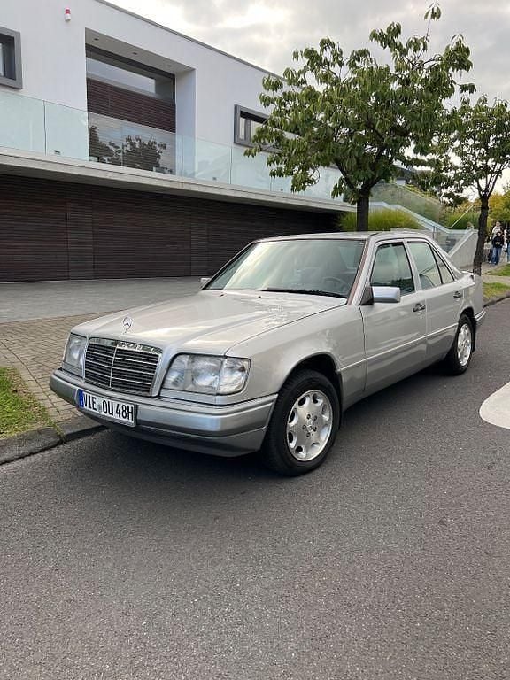Grau Gebraucht 1994 Mercedes E250 Limousine | 9.700 € - Bild 1/4