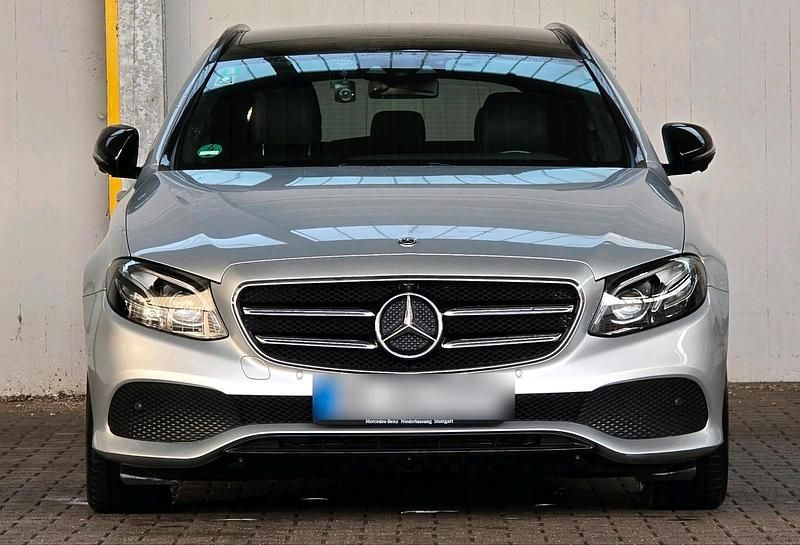 Grau Gebraucht 2018 Mercedes E220 Kombi | 26.900 € (Fairer Preis) - Bild 1/4