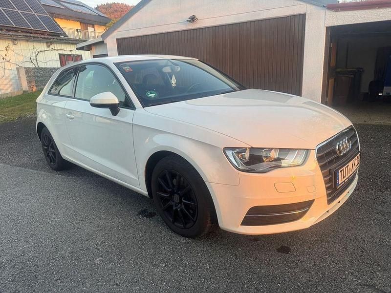Weiß Gebraucht 2013 Audi A3 Ambition Limousine | 9.100 € (Fairer Preis) - Bild 1/4
