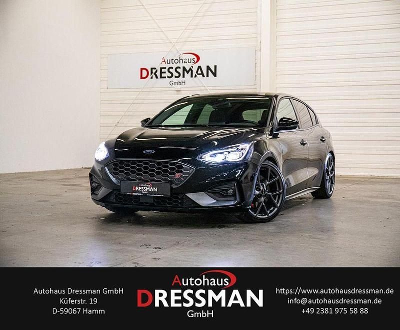 Obsidianschwarz metallic Gebraucht 2021 Ford Focus ST Limousine | 26.270 € (Guter Preis) - Bild 1/4