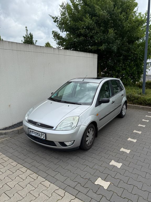 Silber Gebraucht 2004 Ford Fiesta Ghia Kleinwagen | 890 € (Superpreis) - Bild 1/3