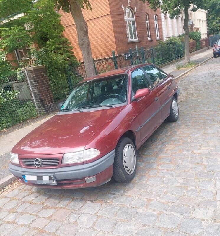 Rot Gebraucht 1996 Opel Astra Limousine | 1.450 € (Fairer Preis) - Bild 1/4