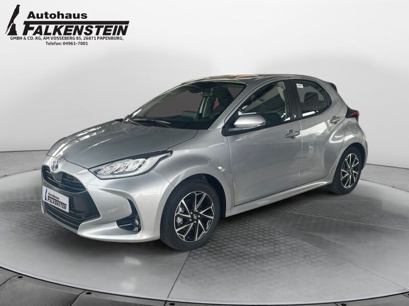 Shimmering silver metallic Gebraucht 2023 Toyota Yaris Hybrid Team Kleinwagen | 22.420 € (Fairer Preis) - Bild 1/4