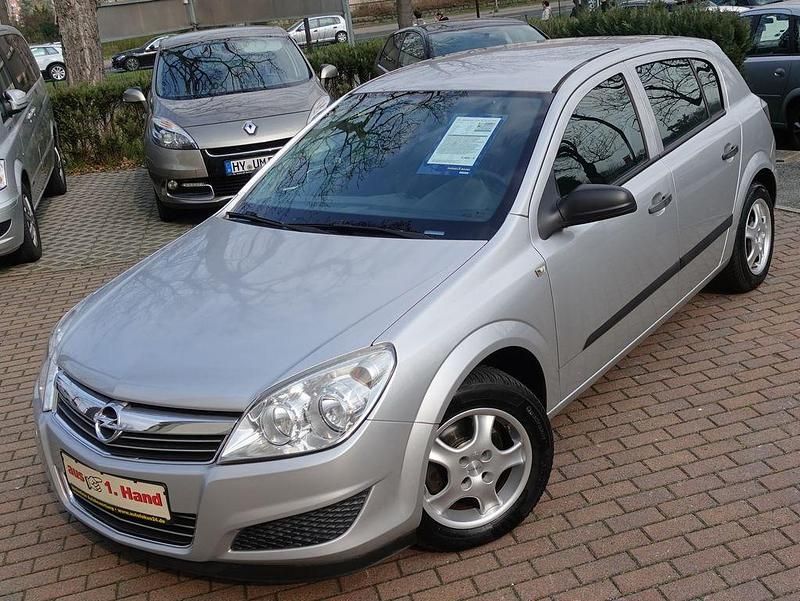 Silber Gebraucht 2009 Opel Astra Selection Limousine | 4.980 € (Teuer) - Bild 1/4